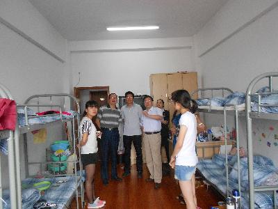 院领导们视察实习生宿舍，了解同学们的住宿及实习情况